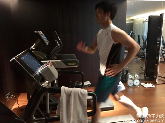 王力宏深夜鍛煉展現健碩手臂，網友熱切期待秀胸肌風采